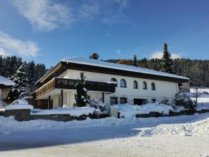 een groot wit gebouw met sneeuw op de grond bij Rafael Kaiser Residence Privée - Spielberg Obdach in Obdach