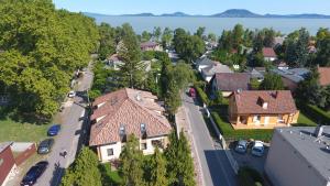 una vista aérea de una casa en un barrio residencial en Fenyves Apartmanok, en Balatonfenyves