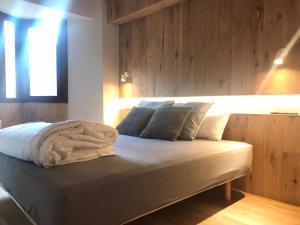 a large bed in a bedroom with a window at Apartamento de Alicia in Betrén