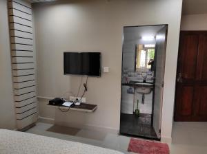 TV a/nebo společenská místnost v ubytování Guesthouse Sakina Colva + 37 fotografií