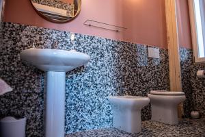 A bathroom at U'Panare