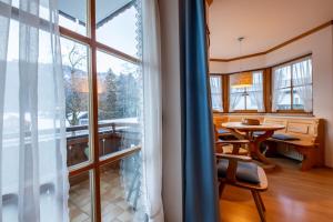 um quarto com uma mesa e uma grande janela em Bernadein em Garmisch-Partenkirchen