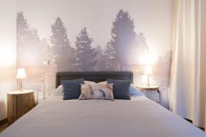 1 dormitorio con 1 cama con árboles en la pared en Terre en Vue en La Rochelle