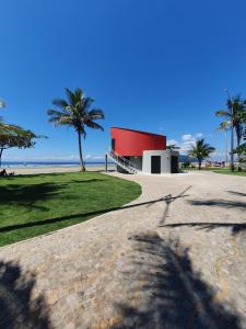 a shadow of a building and a palm tree at Bertioga Praia do SESC - Apartamento de 2 quartos in Bertioga