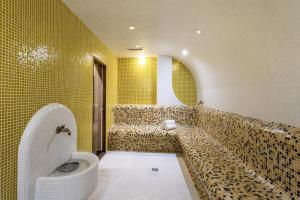 A bathroom at Hotel Mursalitsa by HMG - Half board