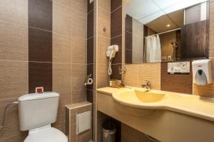 A bathroom at Hotel Mursalitsa by HMG - Half board