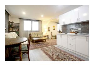 Kuchyň nebo kuchyňský kout v ubytování Chardak Apartment Sarajevo