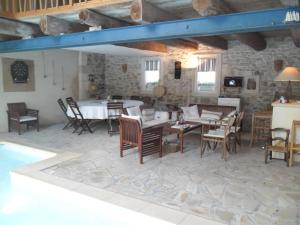 TV a/nebo společenská místnost v ubytování Le Clos d'Isabelle