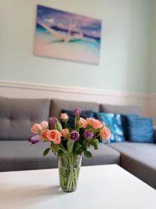 wazon kwiatów na stole w salonie w obiekcie Fiore w mieście Duszniki Zdrój