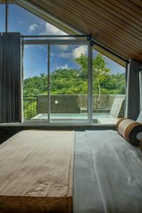 Kandy Victoria Eco Resort tesisinde bir odada yatak veya yataklar