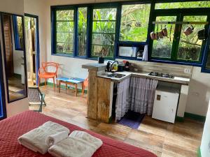 ครัวหรือมุมครัวของ Chalé Pau D’Alho - Pé na Areia - Curral, Ilhabela