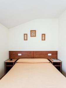 A bed or beds in a room at Hotel Ruta del Duero Még 19 kép
