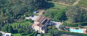 an aerial view of a large house with a yard at Casal di Peppe B&B in Orentano