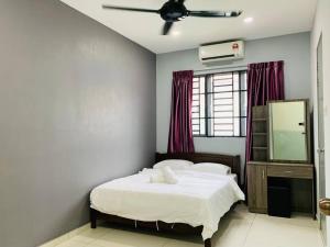 sypialnia z łóżkiem i wentylatorem sufitowym w obiekcie KS1 HOMESTAY SKY MIRROR DOUBLE STOREY HOUSE (4BR) w mieście Kuala Selangor