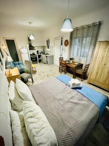 A bed or beds in a room at Villa Arietta Santorini