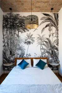 una camera da letto con un letto e un murale di palme di la polveriera, appartamenti eleganti e luminosi vicino al Colosseo a Roma