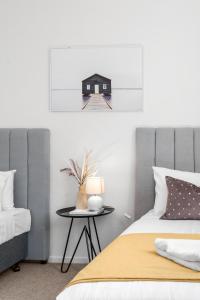 Cama ou camas em um quarto em Palmerston St Apartments by Urban Rest