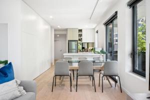 Uma área de estar em Palmerston St Apartments by Urban Rest