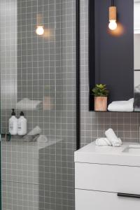 Um banheiro em Palmerston St Apartments by Urban Rest