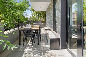 Um restaurante ou outro lugar para comer em Palmerston St Apartments by Urban Rest