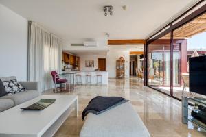 - un salon avec un canapé et une table dans l'établissement Sunset Villa, à La Playa de Tauro