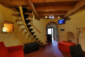 een woonkamer met een wenteltrap in een huis bij Antico Trullo Salentino in Salve