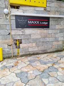 ein Schild an der Seite eines Backsteingebäudes in der Unterkunft MAXX Lodge in Bacău