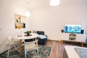 a living room with a table and a couch at Ferienwohnung Maria - Gera Zentrum NEU renoviert in Gera
