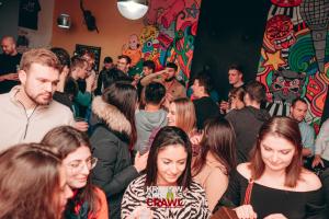 una multitud de personas de pie en una habitación en Let's Rock Party Hostel, en Cracovia