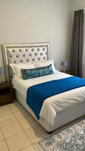 Łóżko lub łóżka w pokoju w obiekcie Ikhwezi guest house