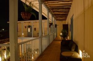 Sesquilé的住宿－Casa Manoa，阳台,带一张沙发和一张桌子