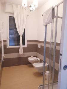 Koupelna v ubytování Michelangelo Apartments con parcheggio gratuito in loco e self check in + 37 fotografií