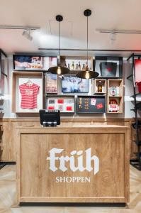 een fruitwinkel met een balie en televisies bij Eden Hotel Früh am Dom in Keulen