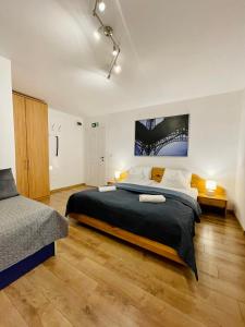 ein Schlafzimmer mit einem großen Bett in einem Zimmer in der Unterkunft Casa Benke Ház in Covasna
