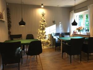 a dining room with a christmas tree and tables and chairs at Willa Szyszka in Karpacz