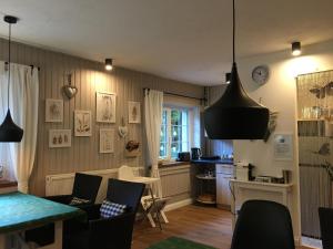 un salon avec une table et des chaises et une cuisine dans l'établissement Willa Szyszka, à Karpacz