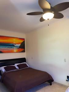 מיטה או מיטות בחדר ב-Surf Inn Hermosa