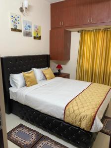 um quarto com uma cama grande num quarto em OM SRINIVASA - TRULY HOMESTAY em Tirupati