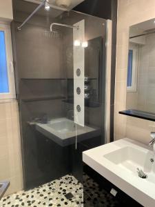 ein Badezimmer mit Dusche, Waschbecken und Badewanne in der Unterkunft Villa avec jardin aux portes du Touquet Paris-Plage in Cucq