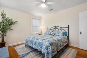 מיטה או מיטות בחדר ב-Dolphina House Pensacola