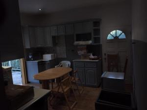 Dapur atau dapur kecil di Jay's Guest House II
