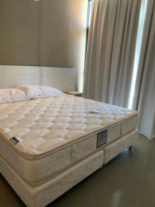 aquarteredquarteredquartered bed in a bedroom with a large mattress at Paraiso Natural Apart Hotel Iguazu in Puerto Iguazú
