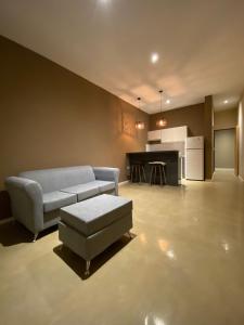 a living room with a couch and a table at Paraiso Natural Apart Hotel Iguazu in Puerto Iguazú