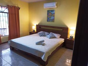 1 dormitorio con 1 cama con 2 toallas en Villa Ceiba, en Fortuna