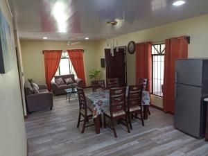 eine Küche und ein Esszimmer mit einem Tisch und Stühlen in der Unterkunft Villa Ceiba in Fortuna