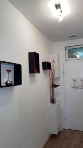 una habitación con una pared blanca y TV. en Vibrant Red Apartment I contactless Check-In, en Viena