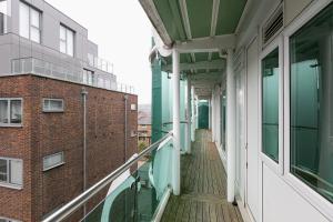 Photo de la galerie de l'établissement Skyvillion - Station Road Apartment with Balcony & Parking, à New Barnet