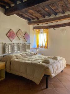 una camera con un grande letto di Agorà a Montecatini Val di Cecina
