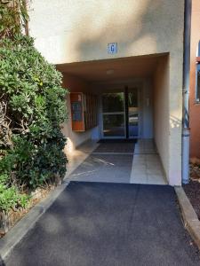 a hallway leading to a building with a door at Appartement Saint cyprien plage in Saint-Cyprien
