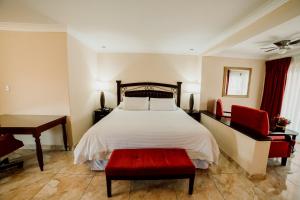 Postel nebo postele na pokoji v ubytování Hacienda San Juan Resort